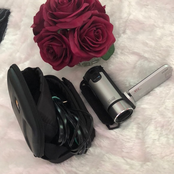 Canon FS300 Flash Memory Camcorder - - Picture 2 of 3